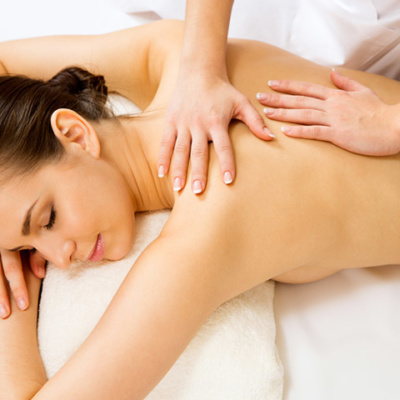 Massage du dos d'une femme