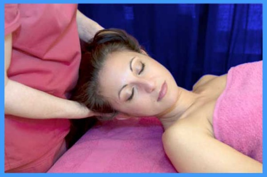 Massage du visage d'une femme