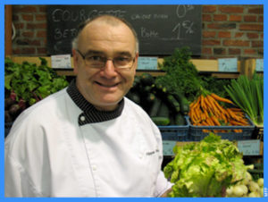 Philippe Renard devant des légumes