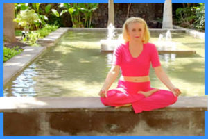 Marie-France Pierre blonde fait du yoga