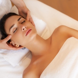 Massage du visage d'une femme