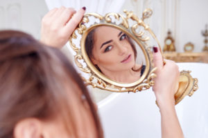 femme qui se regarde dans un miroir