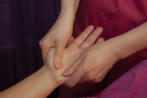 Massage d'une main