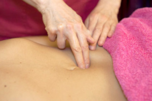 Massage du ventre d'une femme