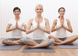3 femmes qui font du yoga