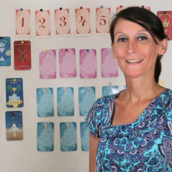 Evelyne devant les cartes