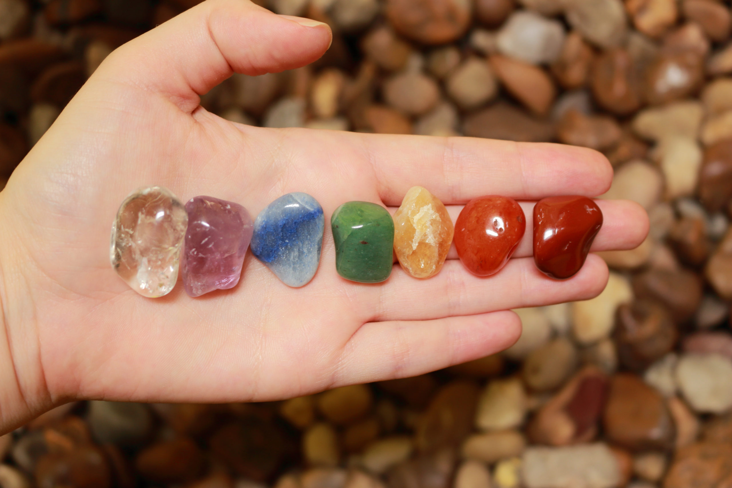 pierres colorées sur une main